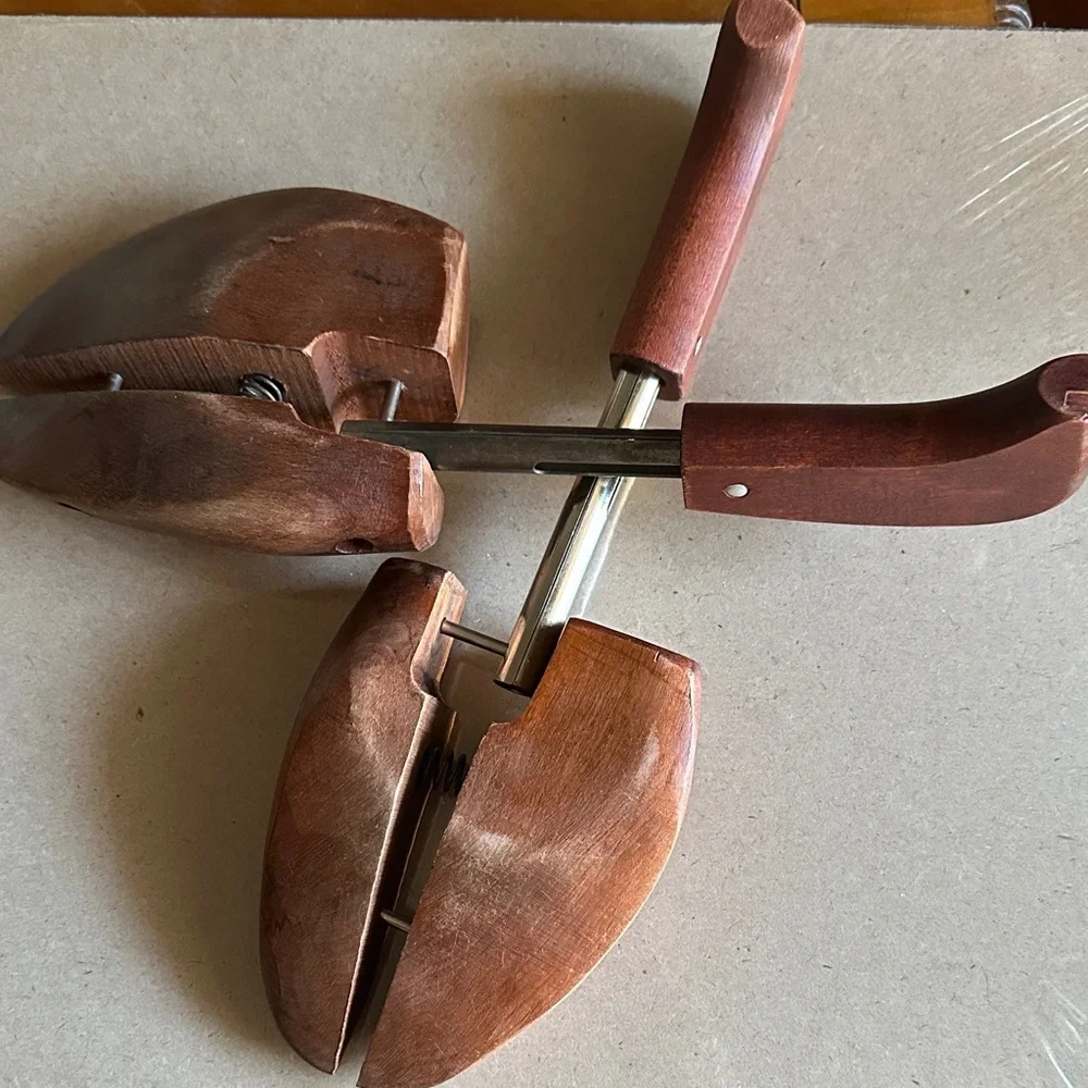 TOCHESTER Adjustable Men's Shoe Trees - Brown Wooden Finish - Picture 8 of 9